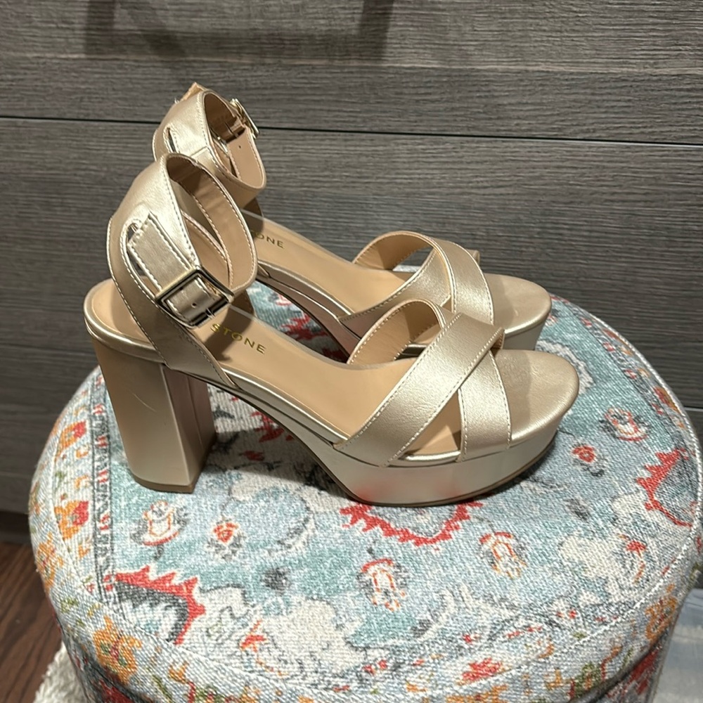 Sun + Stone Gold Lillah Peep Toe Platform Heels. Size 7.5